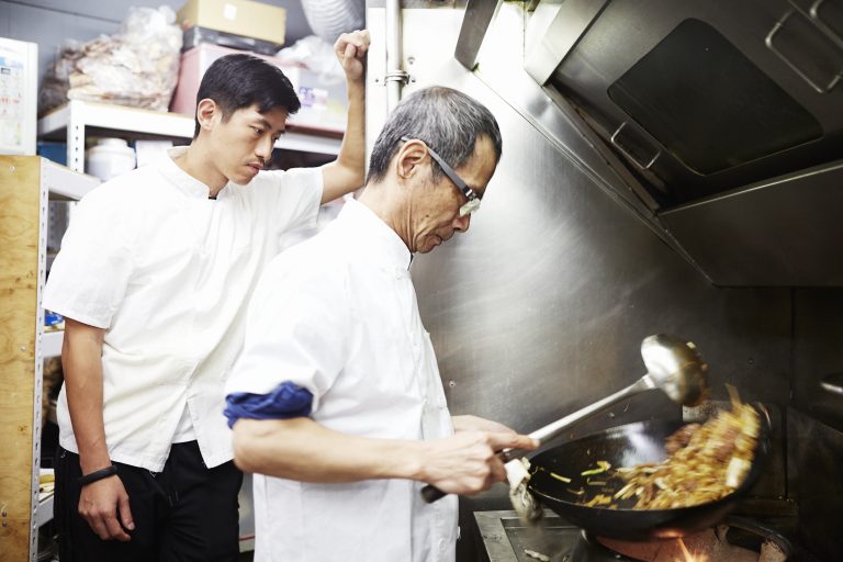 餐廳廚房動線與分工示意：備料區、烹調區與出餐口